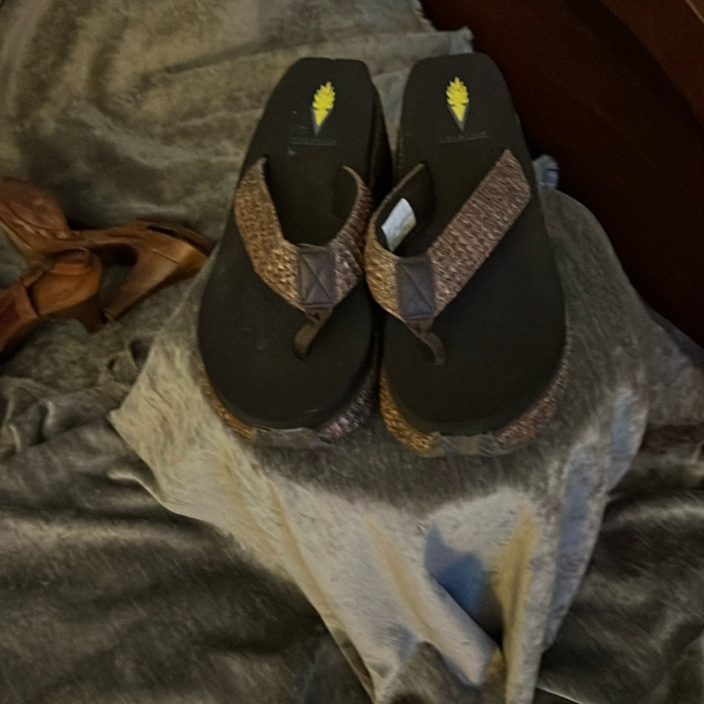Volatile platform sandal